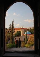 28 september 2018 - byblos, libanon - een stel loopt het kasteel uit in byblos, libanon, voor zonsondergang foto