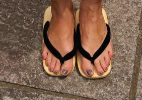 jonge vrouw met geta - traditionele Japanse teenslippers foto