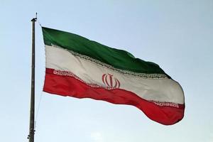 grote Iraanse vlag in de wind in Teheran, Iran foto