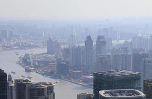 smogwolken verduisteren de skyline van de wolkenkrabber van shanghai, china foto
