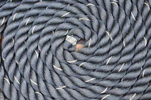 dik touw gewikkeld in een spiraal foto