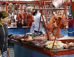 almaty, kazachstan - 24 augustus 2019 - scène in het vleesgedeelte van de beroemde groene bazaar in almaty, kazachstan foto