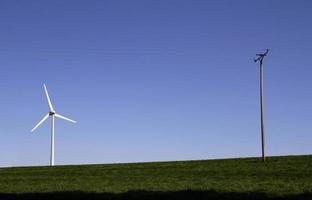 duurzame energie - windturbine op een veld foto