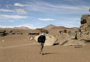 wandelen door de stoffige wind in salar de uyuni, bolivia foto