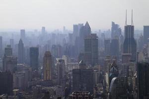smog ligt boven de skyline van shanghai, china foto
