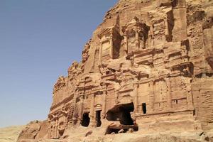 monumentaal gebouw uitgehouwen uit de rots in de oude jordaanse stad petra. foto