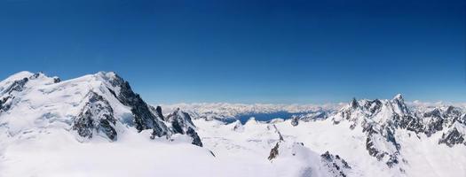 besneeuwde bergtoppen bij chamonix foto