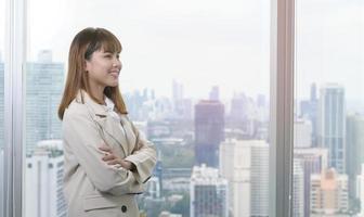 portret van een jonge, mooie zakenvrouw die lacht in een modern kantoor? foto