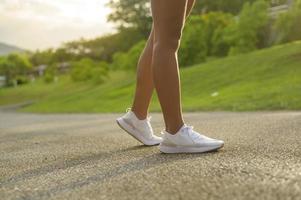 close-up van fit sportieve vrouw benen in loopschoenen, gezondheid en sport concept. foto