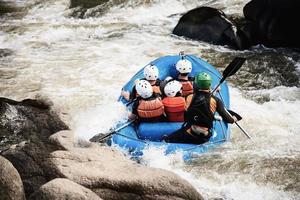 mensen die raftavontuurlijke sportactiviteiten in de rivier spelen foto