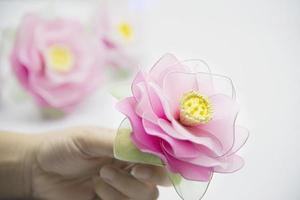 vrouw die mooie nylon bloem maakt - mensen met diy handgemaakte bloem concept foto