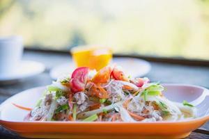 traditioneel Thais eten genaamd glasnoedel varkensvlees noot pittige salade foto