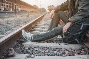 reizen man wacht trein op perron - mensen vakantie levensstijl activiteiten bij treinstation vervoer concept foto