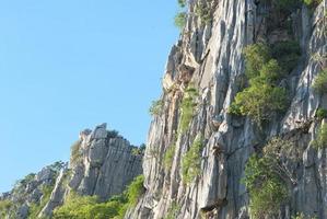 rotsberg met blauwe lucht in de provincie nakhonsawan, thailand foto