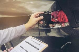 verzekeringsagent bezig met claimproces voor auto-ongelukken foto