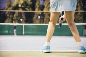 tenniswedstrijd waarbij de tegenstander een vrouwelijke speler bedient - tennissportspelconcept foto