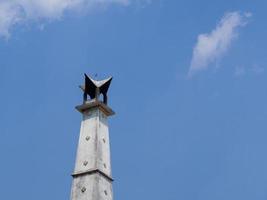 top van thais crematorium met blauwe hemelachtergrond foto