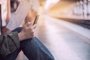 reizen man wacht trein op perron - mensen vakantie levensstijl activiteiten bij treinstation vervoer concept foto