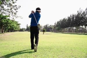 man speelt buiten golfsportactiviteit - mensen in golfsportconcept foto