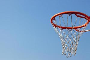 basketbalring tegen blauwe luchten foto