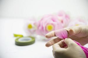 vrouw die mooie nylon bloem maakt - mensen met diy handgemaakte bloem concept foto