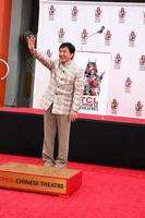 los angeles, jun 6 - jackie chan bij de hand- en voetafdrukceremonie voor jackie chan in het tcl chinese theater op 6 juni 2013 in los angeles, ca foto