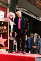 los angeles, apr 11 - cyndi lauper, harvey fierstein bij de harvey fierstein en cyndi lauper hollywood walk of fame ceremonie in het pantages theater op 11 april 2016 in los angeles, ca foto