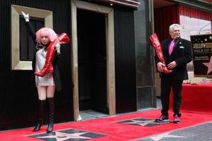 los angeles, apr 11 - cyndi lauper, harvey fierstein bij de harvey fierstein en cyndi lauper hollywood walk of fame ceremonie in het pantages theater op 11 april 2016 in los angeles, ca foto