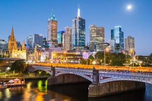 landschapsmening van het stadsbeeld van Melbourne bij nacht. melbourne 's nachts de meest leefbare stad ter wereld in de staat victoria, australië. foto