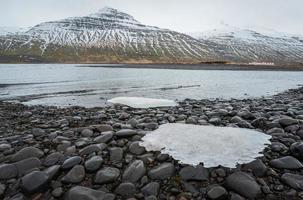het landschap in de oostelijke fjord van ijsland in het winterseizoen. Oost-IJsland, de thuisbasis van het grootste bos van het land, weelderige landbouwgronden en een assortiment van beekjes en bergen. foto