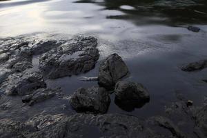 ruwe olie lekkage op het strand foto