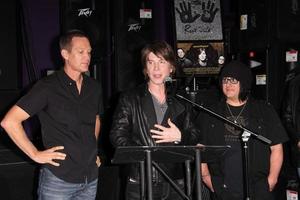 los angeles, 7 mei - mike malinin, john rzeznik, robby takac bij de goo goo dolls rockwalk inductie in het paley center for media op 7 mei 2013 in beverly hills, ca foto