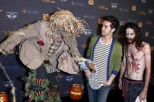 los angeles, 9 okt - thomas dekker arriveert op de 3e jaarlijkse la spokend hayride in het griffith park op 9 oktober 2011 in los angeles, ca foto