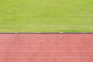 atletiekbaan met grasveld foto