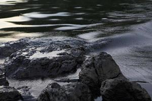 ruwe olie lekkage op het strand foto