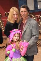 los angeles, 4 okt - lou diamond phillips at the kippenvel los angeles première in het dorpstheater op 4 oktober 2015 in westwood, ca foto