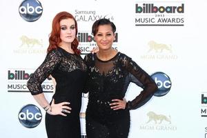 los angeles, 19 mei - icona pop arriveert op de billboard music awards 2013 in de mgm grand garden arena op 19 mei 2013 in las vegas, nv foto