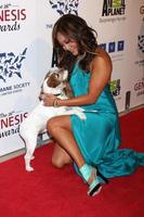 los angeles, 24 maart - carrie ann inaba, uggie arriveert op de 2012 genesis awards in het beverly hilton hotel op 24 maart 2012 in beverly hills, ca foto