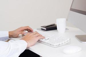 handen van zakenman met een computertoetsenbord.
