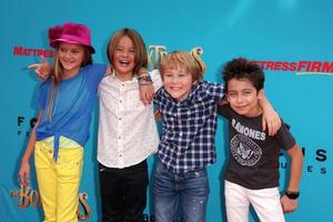 los angeles, 21 sep - mace coronel, lizzy greene, casey simpson, aidan gallagher bij de première van the boxtrolls los angeles tijdens universele stadswandeling op 21 september 2014 in los angeles, ca foto