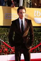 los angeles, 27 jan - eddie redmayne arriveert bij de 2013 screen actor's guild awards in het heiligdom auditorium op 27 januari 2013 in los angeles, ca foto