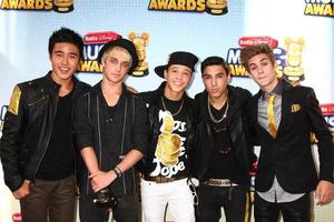 los angeles, 27 april - im5 arriveert bij de radio disney music awards 2013 in het nokia theater op 27 april 2013 in los angeles, ca foto