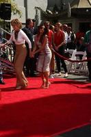 los angeles, 27 april - eva longoria, jane fonda tijdens de ceremonie om de handafdrukken en voetafdrukken van jane fonda in cement te installeren in het chinese theater op 27 april 2013 in los angeles, ca foto