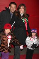 los angeles, 28 nov - maria canals barrera en familie arriveren op de hollywood kerstparade van 2010 op hollywood boulevard op 28 november 2010 in los angeles, ca foto