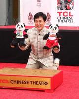 los angeles, jun 6 - jackie chan bij de hand- en voetafdrukceremonie voor jackie chan in het tcl chinese theater op 6 juni 2013 in los angeles, ca foto