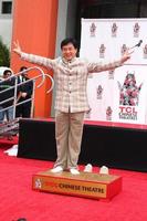 los angeles, jun 6 - jackie chan bij de hand- en voetafdrukceremonie voor jackie chan in het tcl chinese theater op 6 juni 2013 in los angeles, ca foto