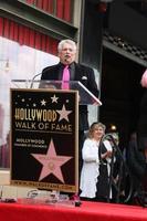 los angeles, 11 apr - harvey fierstein bij de harvey fierstein en cyndi lauper hollywood walk of fame ceremonie in het pantages theater op 11 april 2016 in los angeles, ca foto