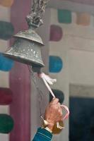 rinkelende bel in hindoe-tempel in nepal