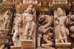 Indiase religieuze symbolen op tempels in khajuraho foto