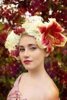 mooie vrouw portret met natuurlijke bloemen kapsel